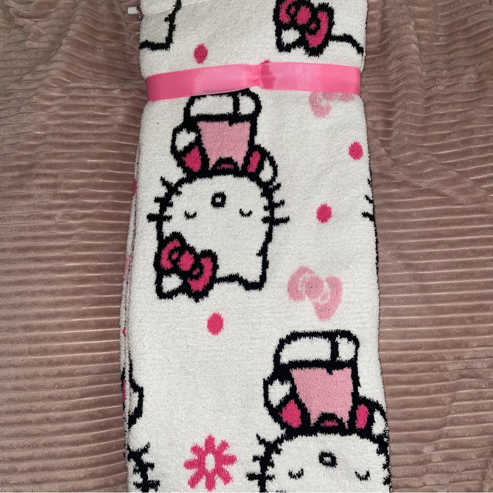 Hello Kitty Reversible Daisy Spring Throw Blanket - Picture 3 of 7